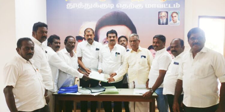 திமுக சார்பில் தூத்துக்குடி மாநகராட்சி வார்டு கழக தேர்தலில் போட்டியிட ஆர்வத்துடன் வேட்புமனுக்கள் வாங்கிய திமுகவினர்!!!