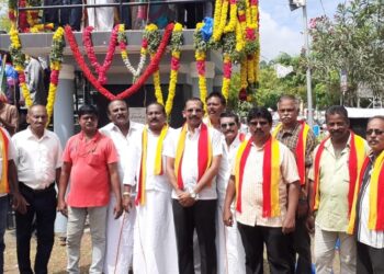 அம்பேத்கர் 132 ஆவது பிறந்த தினத்தை முன்னிட்டு தூத்துக்குடி மாவட்ட சமத்துவ மக்கள் கழகம் சார்பில் அம்பேத்கரின் முழு உருவ சிலைக்கு மாலைசூடி அற்புதராஜ் தலைமையில் மாலை அணிவித்து மரியாதை