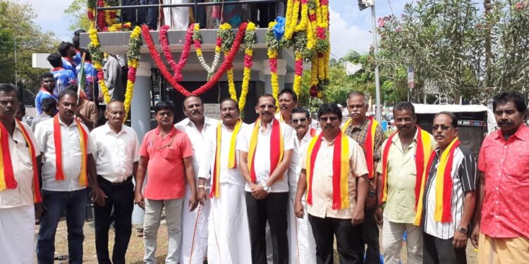 அம்பேத்கர் 132 ஆவது பிறந்த தினத்தை முன்னிட்டு தூத்துக்குடி மாவட்ட சமத்துவ மக்கள் கழகம் சார்பில் அம்பேத்கரின் முழு உருவ சிலைக்கு மாலைசூடி அற்புதராஜ் தலைமையில் மாலை அணிவித்து மரியாதை