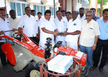 15 உழவர் உற்பத்தியாளர் குழுக்களுக்கு ரூ.75 இலட்சம் மதிப்பில் பண்ணை இயந்திரங்களை அமைச்சர் அனிதா ஆர்.ராதாகிருஷ்ணன் வழங்கினார்.