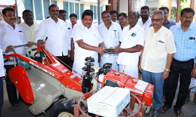 15 உழவர் உற்பத்தியாளர் குழுக்களுக்கு ரூ.75 இலட்சம் மதிப்பில் பண்ணை இயந்திரங்களை அமைச்சர் அனிதா ஆர்.ராதாகிருஷ்ணன் வழங்கினார்.