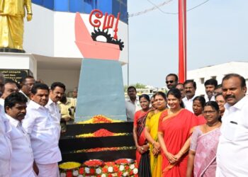 தூத்துக்குடியில் மே தின நினைவு சின்னத்திற்கு கனிமொழி எம்.பி, அமைச்சர்கள் கீதாஜீவன், அனிதா ராதாகிருஷ்ணன், சண்முகையா எம்.எல்.ஏ மேயர் ஜெகன் பெரியசாமி அஞ்சலி செலுத்தினார்கள்.