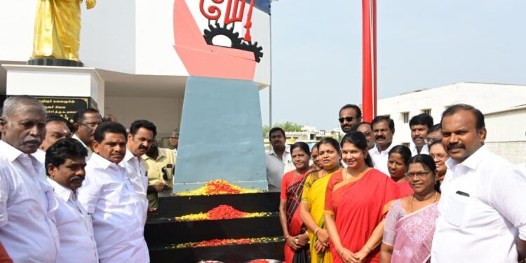 தூத்துக்குடியில் மே தின நினைவு சின்னத்திற்கு கனிமொழி எம்.பி, அமைச்சர்கள் கீதாஜீவன், அனிதா ராதாகிருஷ்ணன், சண்முகையா எம்.எல்.ஏ மேயர் ஜெகன் பெரியசாமி அஞ்சலி செலுத்தினார்கள்.