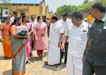 நெல் கொள்முதல் நிலையத்தில் மூட்டைக்கு ரூ.120 கட்டாய வசூல் விவசாயிகள் புகார்!!     அதிரடி ஆய்வுகள் மேற்கொண்ட உணவு அமைச்சர், காஞ்சிபுரம் மாவட்ட ஆட்சியர்!!