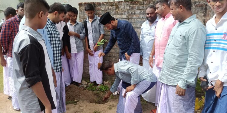 வேதாரண்யத்தில் ரம்ஜான் பண்டிகையை முன்னிட்டு வேதாரணியம் அடுத்த தோப்புத்துறையில் உள்ள பள்ளிவாசல்களில் இஸ்லாமியர்கள் சிறப்பு தொழுகை