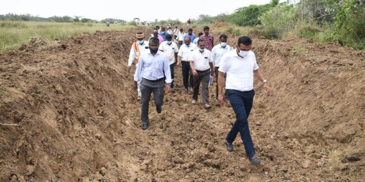 நீர்வளத்துறை சார்பில் நடைபெறும் பணிகளை நடுத்தர தொழில்கள் துறை அரசு செயலாளர் அருண்ராய் ஆய்வு 