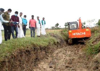 நாகை மாவட்டத்தில் தூர் வாரும் பணிகளை மாவட்ட ஆட்சியர் ஆய்வு