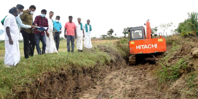 நாகை மாவட்டத்தில் தூர் வாரும் பணிகளை மாவட்ட ஆட்சியர் ஆய்வு