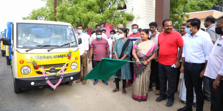 தூத்துக்குடி மாநகராட்சி பகுதியில் உள்ள பூங்காக்கள், பஸ் ஸ்டாப் போன்ற பகுதியில் முழுமையான  தூய்மை பணியினை அமைச்சர், கலெக்டர், மேயர், ஆணையர், துவக்கி வைத்தனர்.