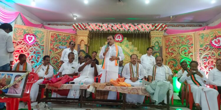 நாகப்பட்டினம் மாவட்டம் வேதாரண்யத்தை அடுத்த செம்போடை யில் பாரதிய ஜனதா கட்சியின் நாகை மாவட்ட தலைவருக்கு பாராட்டு விழா