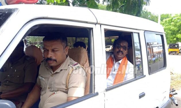 இந்து கடவுளை இழிவுபடுத்திய யூடியூப்பரை கைது செய்ய ஆட்சியர் அலுவலகத்தில் நிர்வாண பாேராட்டம் நடத்த முயன்ற இ.தே.க. தலைவர்: மின்னல் வேகத்தில் கைது செய்த எஸ்.ஐ சங்கர்!!