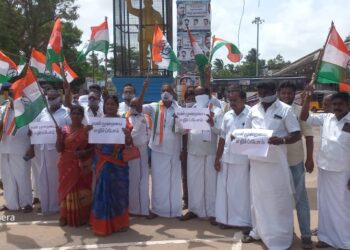 நாகப்பட்டினம் மாவட்டம் வேதாரண்யத்தில் காங்கிரஸ் கட்சியினர் அறவழிப் போராட்டம்