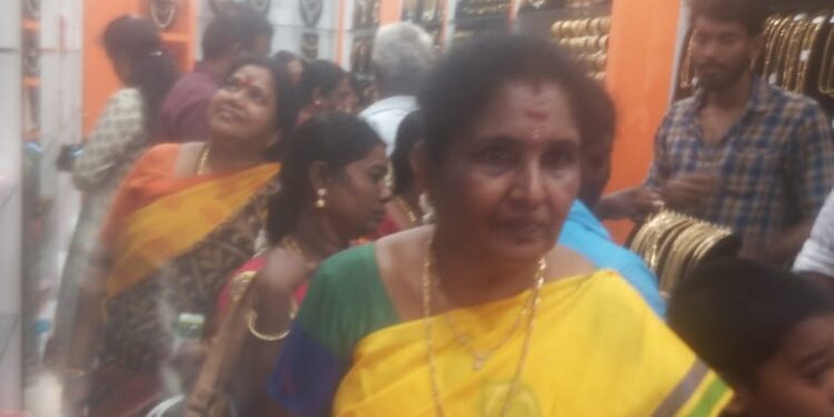 புதுக்கோட்டையில்    பொன்மகள் கவரிங் கடை திறப்பு விழா!! சட்டத்துறை அமைச்சர் பங்கேற்பு!!!