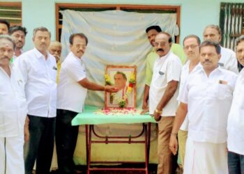 முன்னாள் பிரதமர் ராஜீவ்காந்தி 31ம் ஆண்டு நினைவு தினத்தை முன்னிட்டு தூத்துக்குடி மாநகர் மாவட்ட காங்கிரஸ் கமிட்டி சார்பில் காங்கிரஸார் மாலை அணிவித்து மலர் தூவி பயங்கரவாத உறுதிமொழி எடுத்துக் கொண்டனர்.