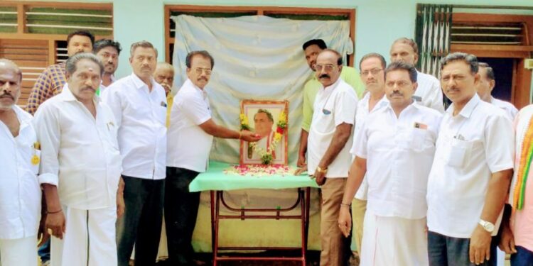 முன்னாள் பிரதமர் ராஜீவ்காந்தி 31ம் ஆண்டு நினைவு தினத்தை முன்னிட்டு தூத்துக்குடி மாநகர் மாவட்ட காங்கிரஸ் கமிட்டி சார்பில் காங்கிரஸார் மாலை அணிவித்து மலர் தூவி பயங்கரவாத உறுதிமொழி எடுத்துக் கொண்டனர்.