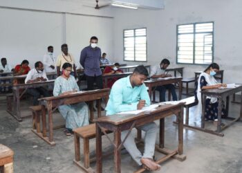 நாகையில் தமிழ்நாடு அரசு தோ்வாணைய தொகுதி-2க்கான தேர்வு நடைபெறும் மையங்களில் மாவட்ட ஆட்சியர் ஆய்வு