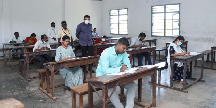 நாகையில் தமிழ்நாடு அரசு தோ்வாணைய தொகுதி-2க்கான தேர்வு நடைபெறும் மையங்களில் மாவட்ட ஆட்சியர் ஆய்வு