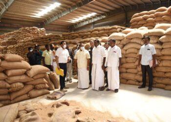 நாகப்பட்டினம் மாவட்டம் வேதாரண்யத்தை அடுத்த கோவில்பத்தில் தமிழ்நாடு நுகர்பொருள் வாணிப கழக நெல் சேமிப்பு கிடங்கினை மாண்புமிகு உணவு மற்றும் உணவு பொருள் வழங்கல் துறை அமைச்சர்  திரு அர சக்கரபாணி அவர்கள் இன்று ஆய்வு மேற்கொண்டார்.