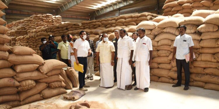 நாகப்பட்டினம் மாவட்டம் வேதாரண்யத்தை அடுத்த கோவில்பத்தில் தமிழ்நாடு நுகர்பொருள் வாணிப கழக நெல் சேமிப்பு கிடங்கினை மாண்புமிகு உணவு மற்றும் உணவு பொருள் வழங்கல் துறை அமைச்சர் திரு அர சக்கரபாணி அவர்கள் இன்று ஆய்வு மேற்கொண்டார்.