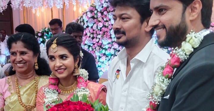 தளி ஒன்றியக்குழு தலைவர் சீனிவாசுலு ரெட்டி இல்லத் திருமண நிகழ்ச்சியில் உதயநிதி ஸ்டாலின் கலந்து கொண்டு மணமக்களை வாழ்த்தினார்.