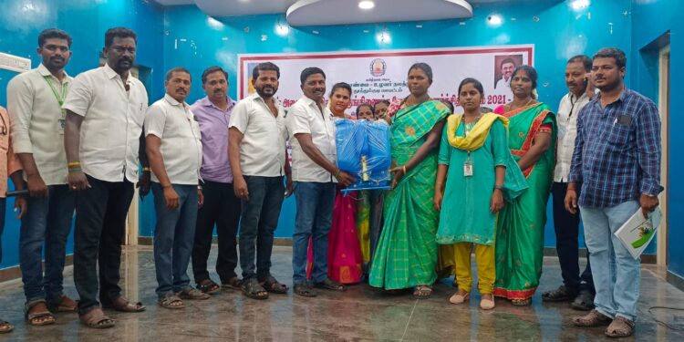 கலைஞரின் அனைத்து கிராம ஓருங்கிணைந்த வேளாண்மை வளர்ச்சி திட்டம்  தூத்துக்குடி  மாப்பிள்ளையூரணியில் வேளாண்மை வளர்ச்சி திட்டம் குறித்து முதலமைச்சர் மு.க.ஸ்டாலின் கானொலி மூலம் பேசினார்.