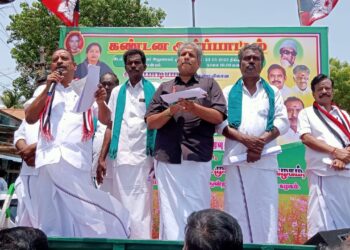 வேதாரண்யத்தில் வண்டல் மண் எடுக்க அனுமதி அளிக்காததை கண்டித்து அதிமுகவினர் கண்டன ஆர்ப்பாட்டம்