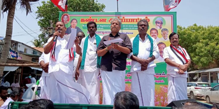 வேதாரண்யத்தில் வண்டல் மண் எடுக்க அனுமதி அளிக்காததை கண்டித்து அதிமுகவினர் கண்டன ஆர்ப்பாட்டம்