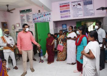 நாகை மாவட்டத்தில் நீர்வளத்துறை சார்பில் நடைபெறும் தூர்வாரும் பணிகளை மாவட்ட ஆட்சியர் ஆய்வு