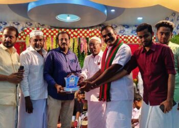 வேதாரண்யத்தை அடுத்த தோப்புத்துறையில் ஆசிரியர் செல்வகுமாருக்கு வானிலை பேரறிஞர் விருது வழங்கி கவுரவிக்கப்பட்டது.