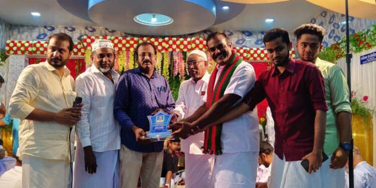 வேதாரண்யத்தை அடுத்த தோப்புத்துறையில் ஆசிரியர் செல்வகுமாருக்கு வானிலை பேரறிஞர் விருது வழங்கி கவுரவிக்கப்பட்டது.