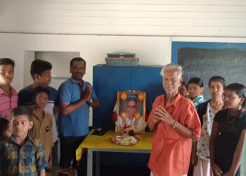 வேதாரண்யத்தை அடுத்த தோப்புத்துறையில் ஆசிரியர் செல்வகுமாருக்கு வானிலை பேரறிஞர் விருது வழங்கி கவுரவிக்கப்பட்டது.