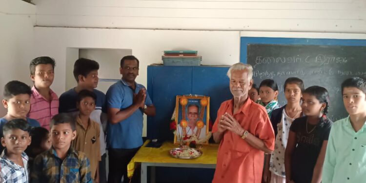 வேதாரண்யத்தை அடுத்த தோப்புத்துறையில் ஆசிரியர் செல்வகுமாருக்கு வானிலை பேரறிஞர் விருது வழங்கி கவுரவிக்கப்பட்டது.