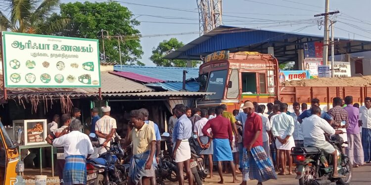 வேதாரண்யம் அருகே பைக்-லாரி மோதிய விபத்து- ஒருவர் காயம் .