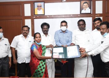 நாகப்பட்டினம் மாவட்டஆட்சியர் அலுவலகத்தில் மாண்புமிகு பாரதபிரதமர் நிவாரணநிதி திட்டத்தின் கீழ் கொரோனா நோய்தொற்று பாதிப்பால் பெற்றோரை இழந்த குழந்தைகளுக்கு நிதி உதவி வழங்கும் நிகழ்ச்சி காணொளிகாட்சி வாயிலாக இன்று (30.05.2022) நடைபெற்றது.