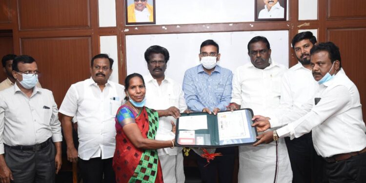 நாகப்பட்டினம் மாவட்டஆட்சியர் அலுவலகத்தில் மாண்புமிகு பாரதபிரதமர் நிவாரணநிதி திட்டத்தின் கீழ் கொரோனா நோய்தொற்று பாதிப்பால் பெற்றோரை இழந்த குழந்தைகளுக்கு நிதி உதவி வழங்கும் நிகழ்ச்சி காணொளிகாட்சி வாயிலாக இன்று (30.05.2022) நடைபெற்றது.