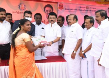 நாகை மாவட்டத்தில் நடைபெற்ற தூர்வாரும் பணிகளை முதல் அமைச்சர் மு.க.ஸ்டாலின் பார்வையிட்டு, நலத்திட்ட உதவிகள் வழங்கல்