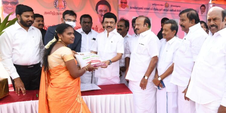 நாகை மாவட்டத்தில் நடைபெற்ற தூர்வாரும் பணிகளை முதல் அமைச்சர் மு.க.ஸ்டாலின் பார்வையிட்டு, நலத்திட்ட உதவிகள் வழங்கல்