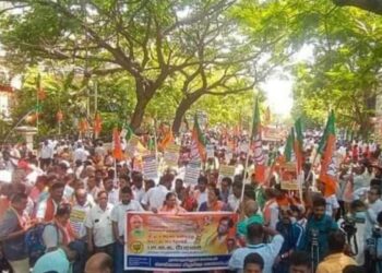 பெட்ரோல், டீசல் விலையை தமிழக அரசு குறைக்க வலியுறுத்தி  தலைமை செயலகத்தை நோக்கி பாஜக சார்பாக அண்ணாமலை தலைமையில் பேரணி!     பாஜகவினர் போலீசாருக்கு இடையே  தள்ளுமுள்ளு!! பரபரப்பு!