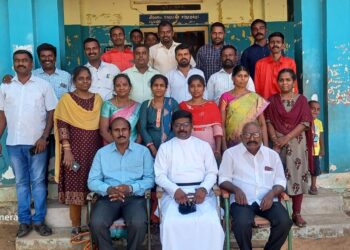 தூத்துக்குடி மாவட்டம் குலையன்கரிசலில் 23 வருடங்களுக்குப்பின் முன்னாள் மாணவர்கள் சந்திப்பு – நெகிழ்ச்சி சம்பவம்!