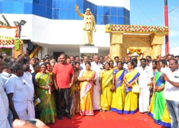 முன்னாள் முதல்வர் கருணாநிதி பிறந்தநாளையொட் டி தூத்துக்குடியில் அமைச்சர் கீதாஜீவன், மேயர் ஜெகன் பெரியசாமி   ஆகியோர் தலைமையில் திமுகவினர் உற்சாகமாகக் கொண்டாடினர்.