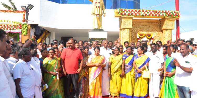 முன்னாள் முதல்வர் கருணாநிதி பிறந்தநாளையொட் டி தூத்துக்குடியில் அமைச்சர் கீதாஜீவன், மேயர் ஜெகன் பெரியசாமி ஆகியோர் தலைமையில் திமுகவினர் உற்சாகமாகக் கொண்டாடினர்.