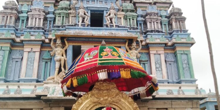 வேதாரண்யத்தை அடுத்த கோடியக்காடு குழகர் கோயில் வைகாசி மாத பெருவிழா கொடியேற்றத்துடன் தொடங்கியது.