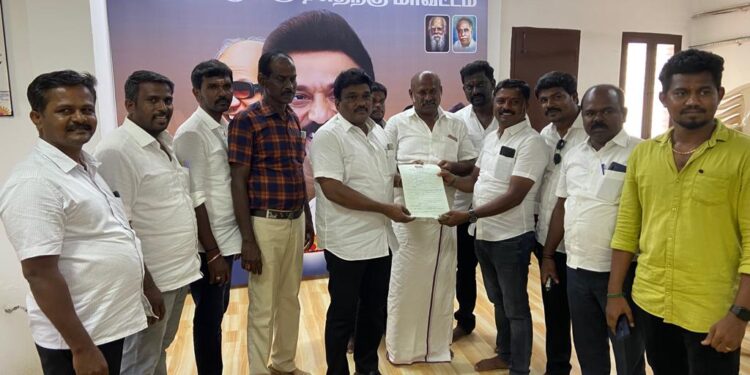 திமுக உட்கட்சி தேர்தல் –  தூத்துக்குடி ஒன்றியம் கிழக்கு பகுதி செயலாளர் பதவிக்கு மாப்பிள்ளையூரணி ஊராட்சி மன்ற தலைவர் சரவணக்குமார் தேர்தல் அதிகாரியிடம் விருப்பமனு அளித்தார்.