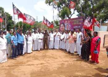 வேதாரண்யத்தில் 14வது ஊதிய ஒப்பந்த பேச்சுவார்த்தை நடத்த காலம் தாழ்த்தும் தமிழக அரசை கண்டித்து அண்ணா தொழிற்சங்கத்தினர் போராட்டம்.