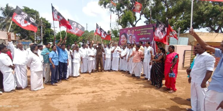 வேதாரண்யத்தில் 14வது ஊதிய ஒப்பந்த பேச்சுவார்த்தை நடத்த காலம் தாழ்த்தும் தமிழக அரசை கண்டித்து அண்ணா தொழிற்சங்கத்தினர் போராட்டம்.