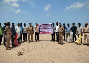 உலக ஆழ்கடல் தினத்தை முன்னிட்டு வேதாரணியம் சன்னதி கடல்பகுதியில் கடற்கரை சுத்தம் செய்யும் பணி