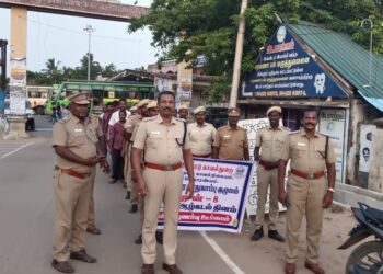 உலக ஆழ்கடல் தினத்தை முன்னிட்டு வேதாரணியத்தில் விழிப்புணர்வு பேரணி நடைபெற்றது.