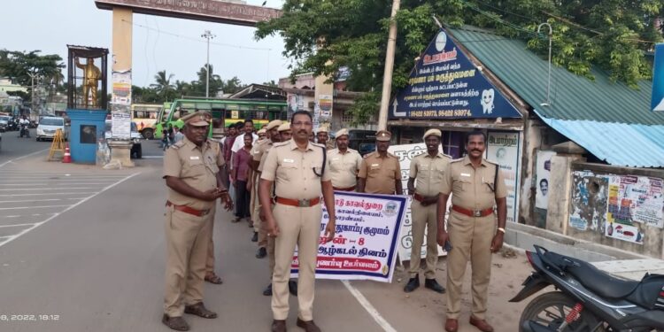 உலக ஆழ்கடல் தினத்தை முன்னிட்டு வேதாரணியத்தில் விழிப்புணர்வு பேரணி நடைபெற்றது.