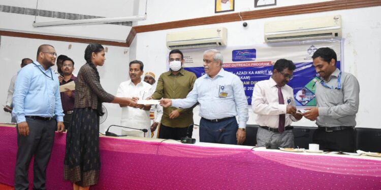 இந்திய திருநாட்டின் 75வது சுதந்திர தின விழா – சிறப்பு கடனுதவி முகாம் – சுமார் 4.74 கோடி மதிப்பிலான கடனுதவி நாகை மாவட்ட ஆட்சியர் வழங்கல் 