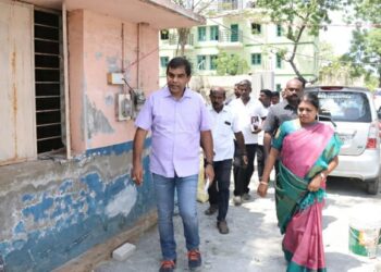 தூத்துக்குடி அரசு பள்ளிகளில் மாணவர்கள் சேர்க்கையை அதிகரிப்பது குறித்து விழிப்புணர்வு கலை நிகழ்ச்சி!!     அமைச்சர், மேயருக்கு கல்தா கொடுத்த கல்வி அதிகாரி!!     கல்வி அமைச்சரிடம் புகார் தெரிவிப்பதாக அமைச்சர் கீதா ஜீவன் ஆவேசம்!!